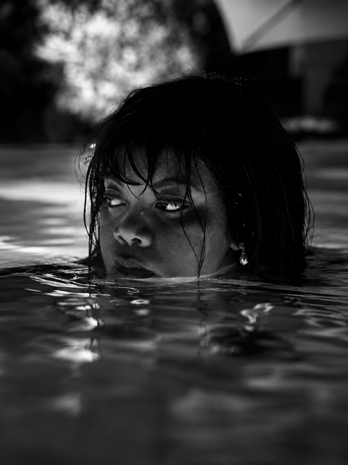 Rosa Zand dans l'eau, cheveux mouillés, regard de côté, photo noir et blanc